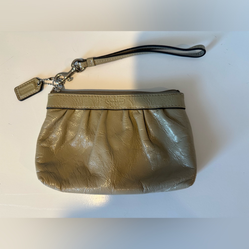 Vintage Coach Y2K Tan/Beige/Cream Patent Leather Pleated Wristlet